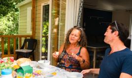 Famille sur la terrasse de leur mobil home au Domaine de Soulac