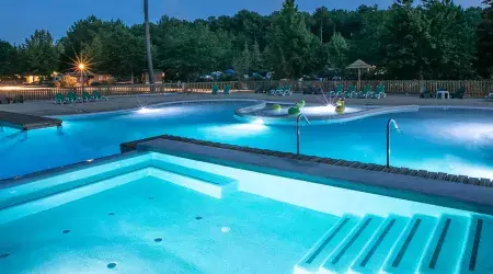 Piscine la nuit au camping de Mimizan Lac