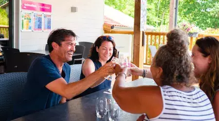 Famille sur la terrasse d'un bar restaurant au Domaine de Soulac
