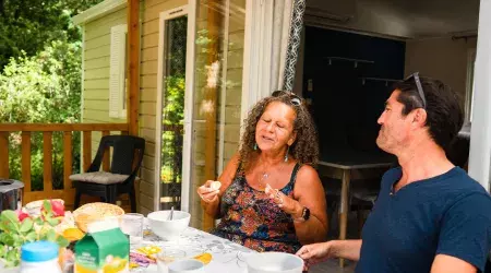 Famille sur la terrasse de leur mobil home au Domaine de Soulac