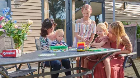 Famille sur la terrasse de son mobil home au camping de Meerwijck aux Pays-Bas