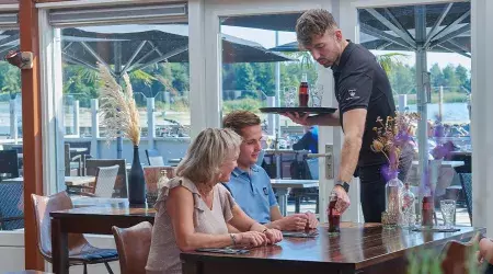 Famille au restaurant du camping de Meerwijck aux Pays-Bas